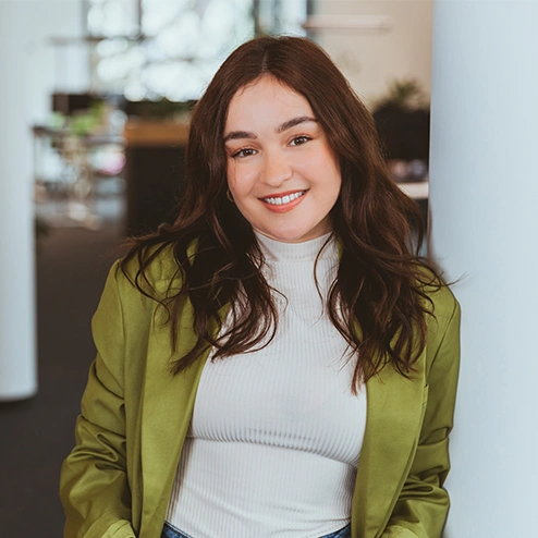 Das Bild zeigt ein Portrait von Fabienne Litzenberg, die HR Managerin bei engomo