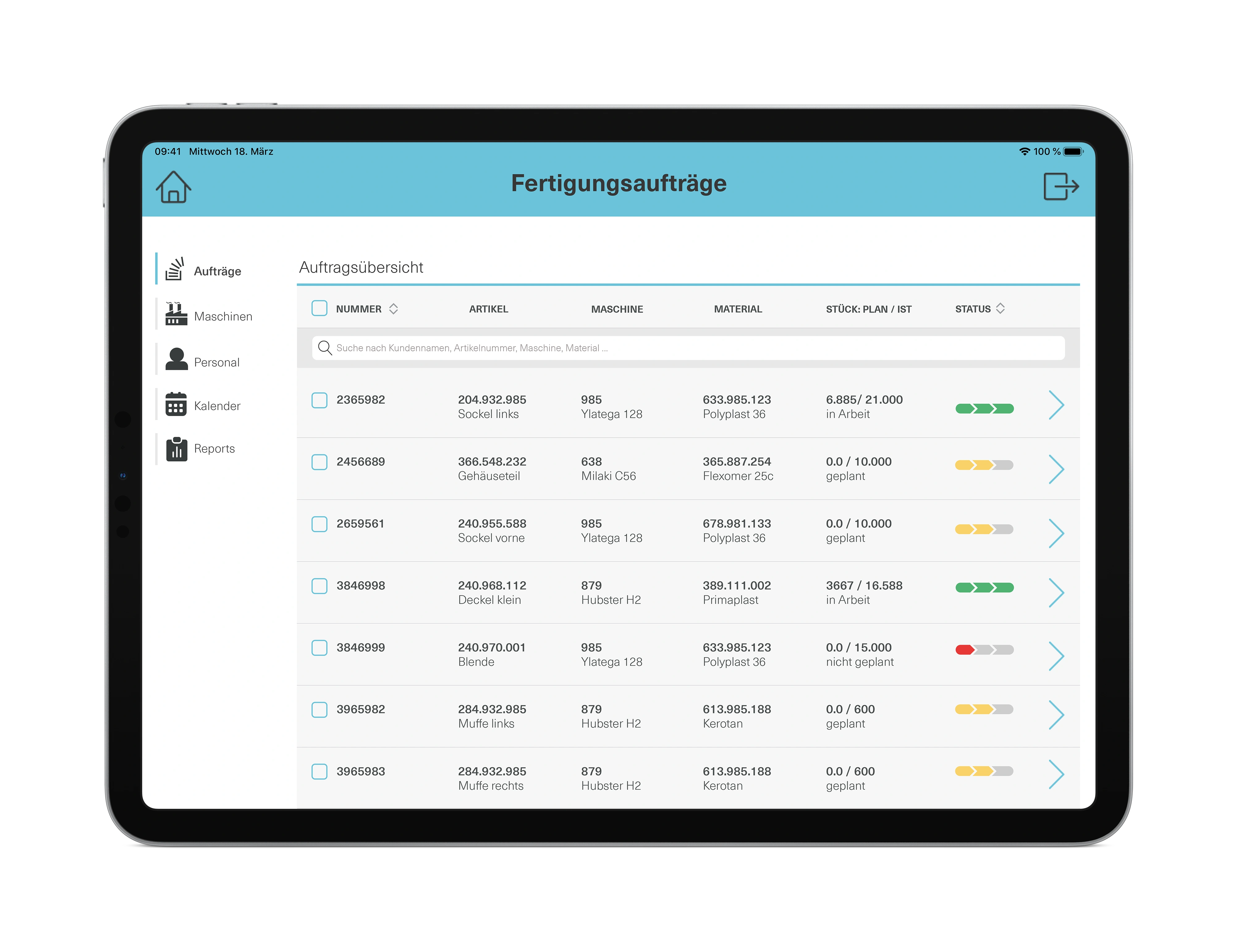Tablet-Ansicht einer engomo-App mit Übersicht zu Fertigungsaufträgen: Liste zeigt Artikel, Maschine, Material, Lagerbestand und Status mit farblichen Markierungen – zur digitalen Steuerung der Produktion.