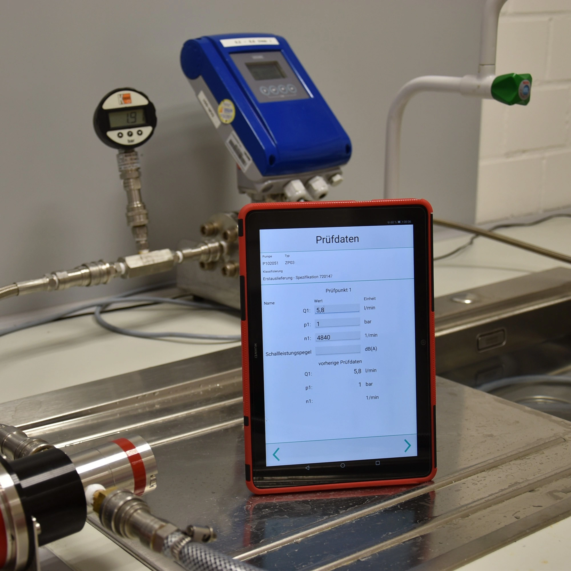 Automatisiertes Lager mit AutoStore-Robotern auf einem Schienensystem.