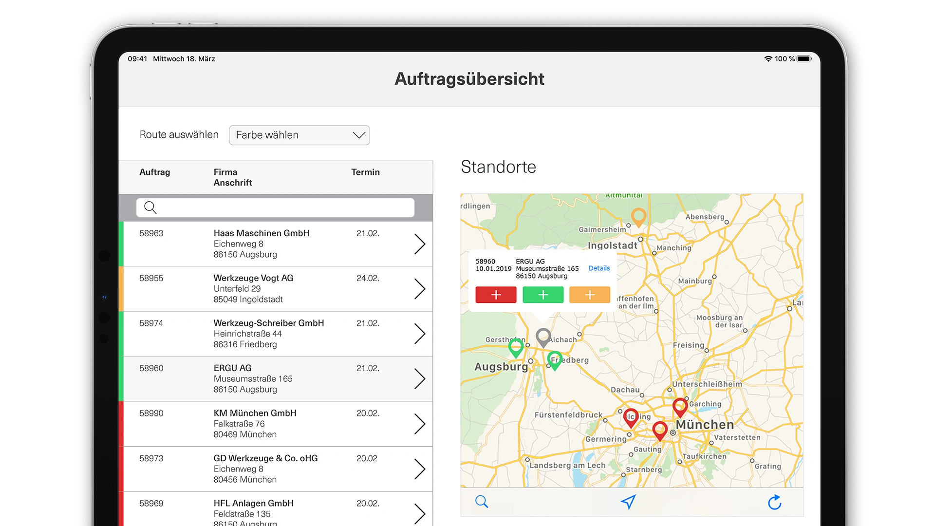 Tablet-Ansicht einer App zur Auftragsübersicht mit integrierter Kartenfunktion. Links ist eine Liste mit Firmen und Auftragsnummern samt Terminen zu sehen, rechts eine Deutschlandkarte mit farblich markierten Standorten rund um München.