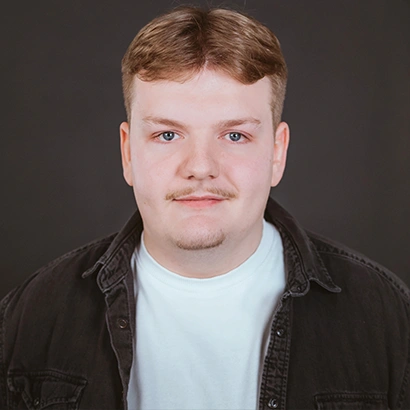 Das Bild zeigt ein Porträt von Jan-Lucas Hermann, Solution Engineer bei engomo