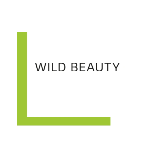 Das Logo von Wild Beauty GmbH in einem weißen Kasten, der einen grünen Kasten überlappt.