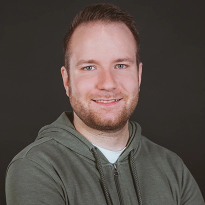 Das Bild zeigt ein Portrait von Marcel Beck, Software Developer bei engomo