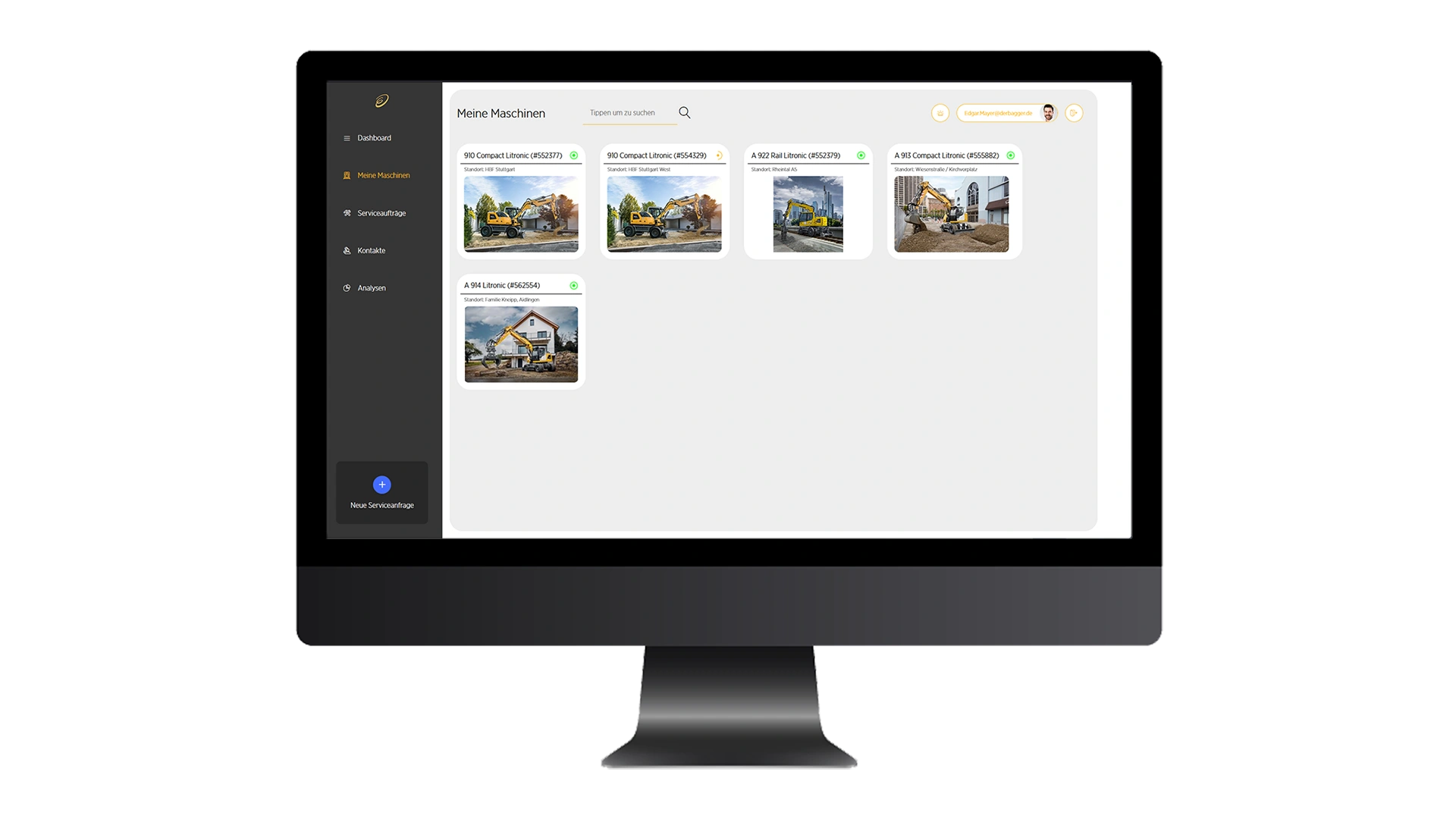 Dashboard eines Desktop-Computers mit geöffneter Maschinenübersicht: Sechs Baumaschinen mit Standortinformationen werden aufgelistet, begleitet von Fotos und Seriennummern. Die Navigation links bietet Zugriff auf Dashboard, Maschinen, Serviceaufträge, Kontakte und Analysen.