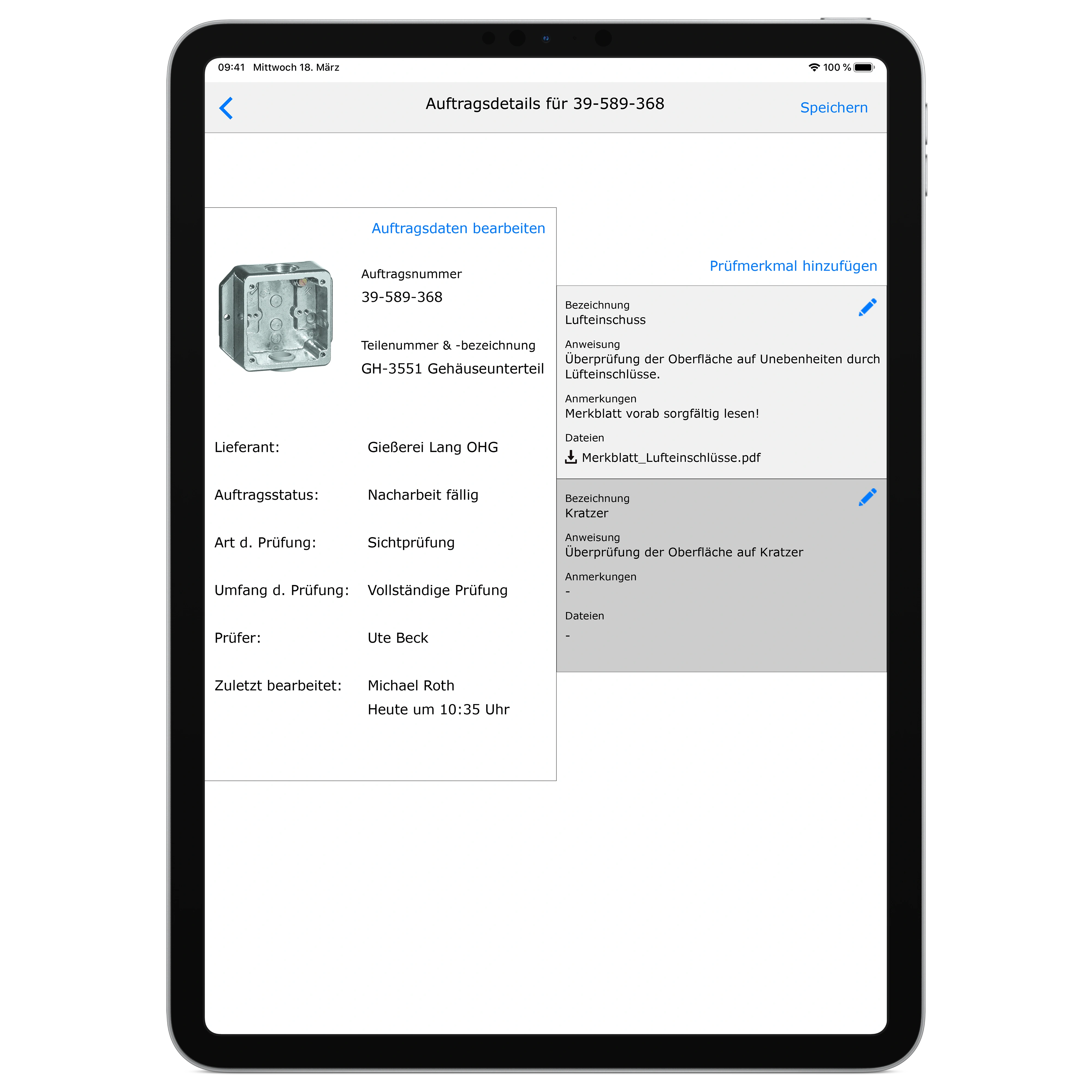 Tablet-Ansicht einer Prüf-App mit Auftragsdetails für das Gehäuseunterteil GH-3551. Angezeigt werden Prüfstatus, Prüfart, Umfang, Prüfer sowie hinzugefügte Prüfmerkmale wie „Lufteinschlüsse“ und „Kratzer“ mit entsprechenden Anweisungen und Kommentaren.