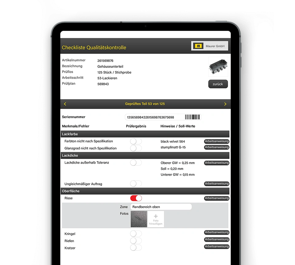 Tablet-Ansicht einer Abas ERP Qualitätsmanagement-App mit digitaler Prüfliste, Prüfmerkmalen, Messergebnissen und Fotodokumentation