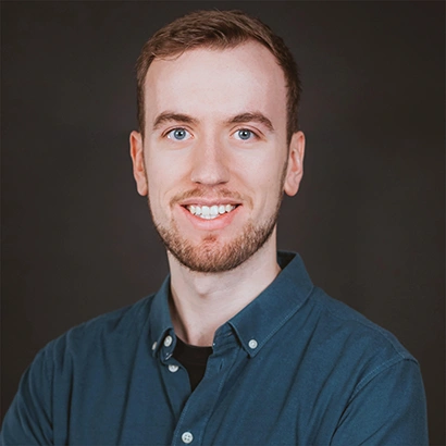 Das Bild zeigt ein Porträt von Robin Maucher, Team Lead Development bei engomo