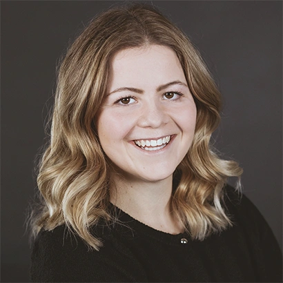 Das Bild zeigt ein Portrait von Sophie Dreher, die Sales Executive von engomo