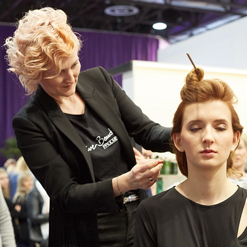 Teaser image for the article showing a snapshot of a hairdresser visit