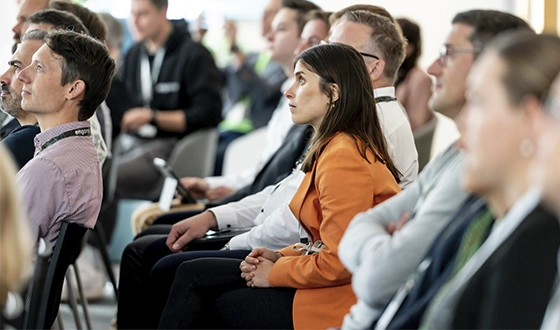 People sitting attentively at an event – symbolic image for the engomoLive 2025 event