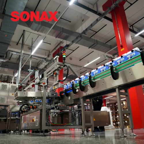 Ein Bild, das die Produktion von SONAX zeigt