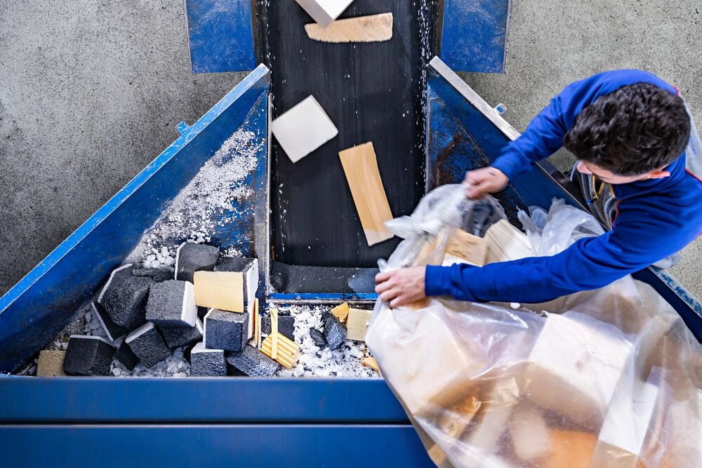 The image shows the disposal and recycling of waste from insulation production.