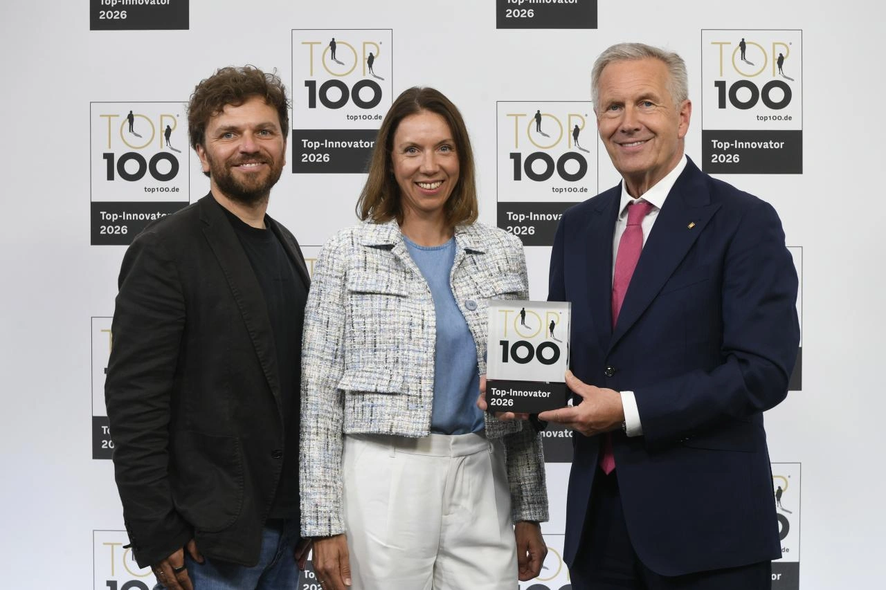 Presse-Foto das die Gesch&auml;ftsf&uuml;hrer der engomo GmbH bei der Preisverleihung zum Top100 Award zeigt.